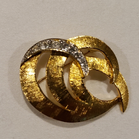 Tahari Jewelry - Tahari Collection Gold W/Rhinestone Pin Vintage